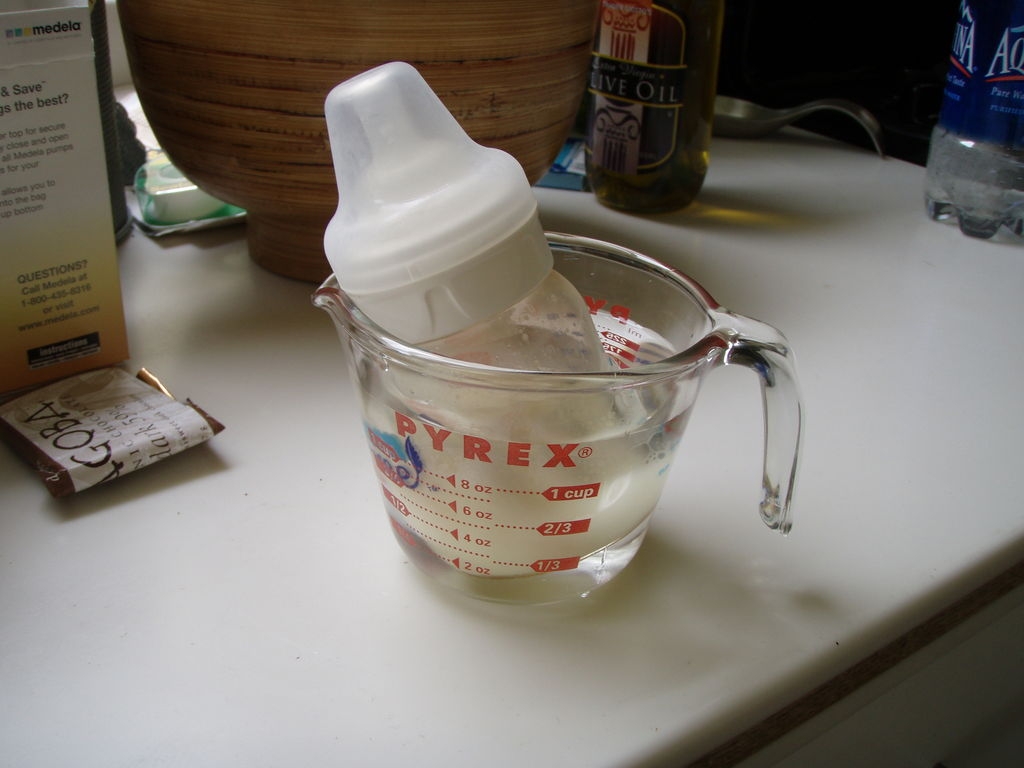 Cách này gây mất thời gian cho mẹ khi phải liên tục kiểm tra nhiệt độ của nước hâm danh-gia-cac-cach-ham-sua-me-cho-be-thuong-dung-hien-nay.jpg (192 KB)